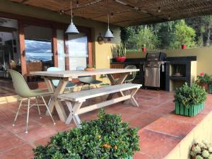 una mesa de picnic y sillas en un patio en Casas del Viento, en Villa de Leyva