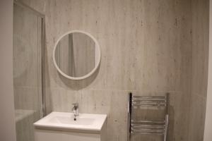 Ένα μπάνιο στο Comfortable Stone Bay window Private bathroom Ensuite Double Bedroom