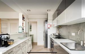 Η κουζίνα ή μικρή κουζίνα στο Quarto confortável em apartamento partilhado por outros hóspedes +14 φωτογραφίες