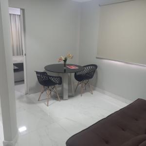 une salle à manger avec une table et des chaises dans l'établissement Paulista Flat 73, à São Paulo 2 autres photos