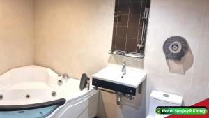 Vannituba majutusasutuses Hotel Sunjoy9 Klang