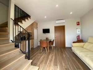 uma sala de estar com uma escada que leva a uma sala de estar em Las Terrazas de Chilla em Candeleda