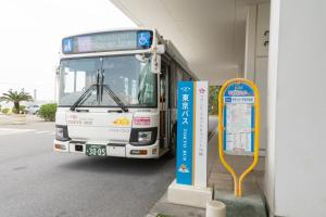 un autobus è parcheggiato ad una fermata di Southern Beach Hotel & Resort a Itoman