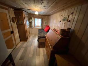 a small room with a bed in a tiny house at Ferienhaus in Graubünden 