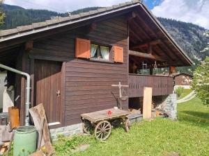 Cabaña de madera con mesa delante en Ferienhaus in Graubünden, 