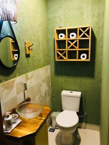 La salle de bains est pourvue de toilettes et d'un lavabo. dans l'établissement Chalé do Vale locação de temporada, à Águas de Lindóia
