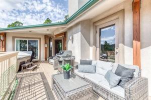 eine Terrasse mit einem Sofa und Stühlen auf dem Balkon in der Unterkunft Mesa Verde, Hot Tub, Pedestal Octagon Home / Mount in Ruidoso