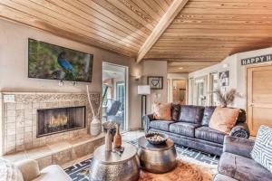 ein Wohnzimmer mit Couch und Kamin in der Unterkunft Mesa Verde, Hot Tub, Pedestal Octagon Home / Mount in Ruidoso
