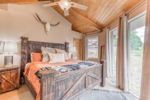 ein Schlafzimmer mit einem Bett und einem Deckenventilator in der Unterkunft Mesa Verde, Hot Tub, Pedestal Octagon Home / Mount in Ruidoso