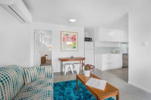 Η κουζίνα ή μικρή κουζίνα στο Cosy Cottesloe - 2 Bedroom Unit - Free Parking - Free WIFI