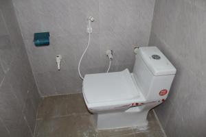 La salle de bains est pourvue de toilettes blanches. dans l'établissement 11 Gaon Mudhouse Homestay, à Lansdowne