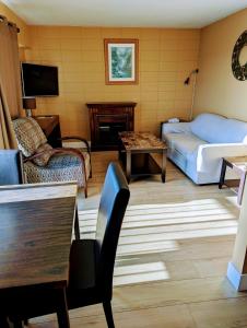 TV a/nebo společenská místnost v ubytování Above Tide Motel