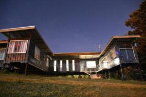 ein Zuhause in der Nacht mit eingeschaltetem Licht in der Unterkunft Epimoni in Poás
