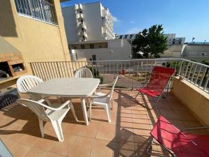 a patio with a table and chairs on a balcony at Appartement Le Barcarès, 3 pièces, 6 personnes - FR-1-81-587 in Le Barcarès