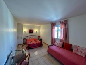 a living room with a couch and a bed at Maison climatisée 5 pièces avec jardin privé et parking, proche gare et centre à Argelès-sur-Mer - FR-1-388-217 in Argelès-sur-Mer