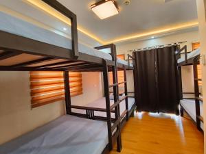 马比尼Juan Divers - Anilao, Mabini, Batangas的宿舍间内带两张双层床的客房