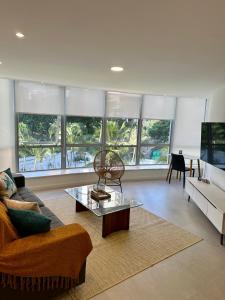 sala de estar con sofá y mesa en Novíssimo Apartamento à Beira-Mar en Río de Janeiro