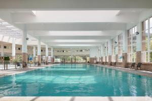 Bazén v ubytování Guangdong Hot Spring Hotel nebo v jeho okolí