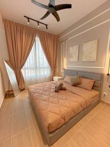 1 dormitorio con 1 cama y ventilador de techo en #Netflix #Cuckoo Troika Kota Bharu Homestay 0118, en Kota Bharu