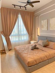1 dormitorio con 1 cama grande y ventilador de techo en #Netflix #Cuckoo Troika Kota Bharu Homestay 0118, en Kota Bharu