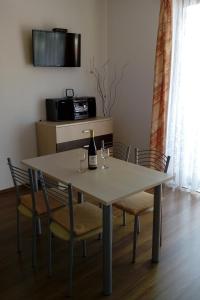 TV a/nebo společenská místnost v ubytování Apartments with a parking space Igrane, Makarska - 13535 + 16 fotografií