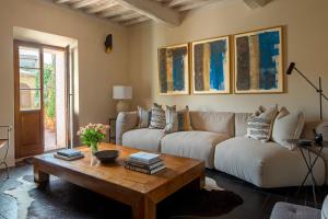 sala de estar con sofá y mesa de centro en Casa Nobile en Castelmuzio