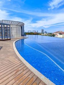 een zwembad aan de zijkant van een gebouw bij #Netflix #Cuckoo Troika Kota Bharu Homestay 01812 in Kota Bharu