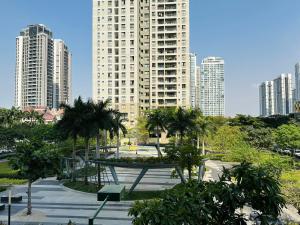 un parque con palmeras frente a edificios altos en 1,2 BEDROOM in MASTERI THAO DIEN, en Ho Chi Minh