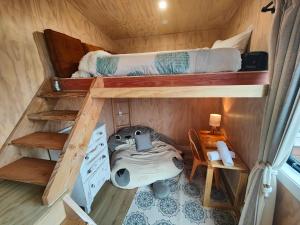Bunk bed o mga bunk bed sa kuwarto sa Vitamin Sea Beach House