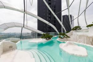 uma piscina no topo de um edifício em Arte Mont Kiara em Kuala Lumpur
