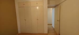 Habitación con puertas blancas en el armario y pasillo. en Tandil centro en Tandil
