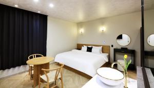 Giường trong phòng chung tại Hotel Intro Chuncheon