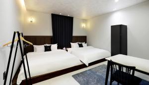 Giường trong phòng chung tại Hotel Intro Chuncheon