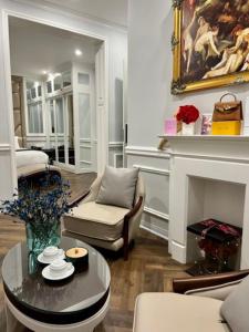 ein Wohnzimmer mit einem Tisch und einem Kamin in der Unterkunft VP Hotel Luxury in Hanoi