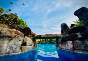 白馬省的住宿－Try Palace Resort Kep，蓝色海水度假村的游泳池