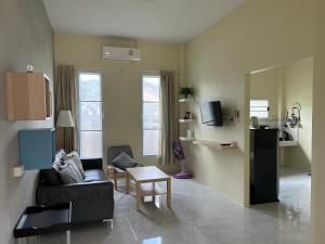 TV a/nebo společenská místnost v ubytování W House Ranong 1Bedroom villa