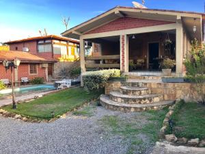 a house with steps leading up to a swimming pool at Casa Santa Paz - Gravata, próximo ao Centro in Gravatá
