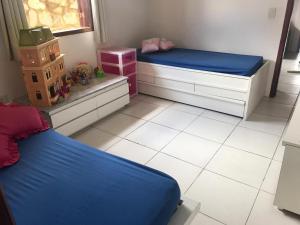a room with two beds in a room at Casa Santa Paz - Gravata, próximo ao Centro in Gravatá