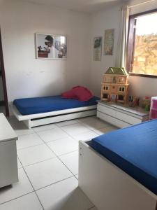 格雷夫森德的住宿－Casa Santa Paz - Gravata, próximo ao Centro，一间卧室设有蓝色的床和窗户。