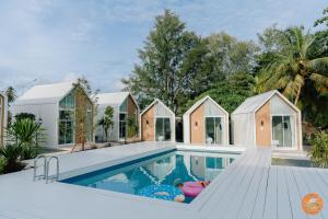 a house with a pool and a lot of houses at Miami Seaview in Ban Pak Ba Ra