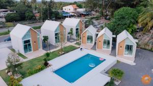 an aerial view of a house with a swimming pool at Miami Seaview in Ban Pak Ba Ra