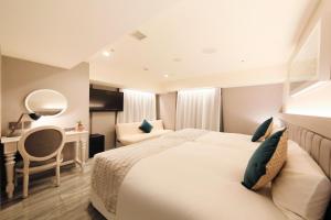 札幌市にあるクインテッサホテル札幌すすきの63 Relax & Spaのベッドとデスクが備わるホテルルームです。