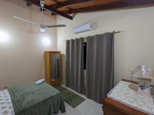 een slaapkamer met een bed en een douchegordijn bij Cómoda casa independiente in Capiatá