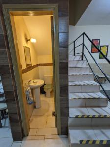 baño con escalera, aseo y lavamanos en Cómoda casa independiente, en Capiatá