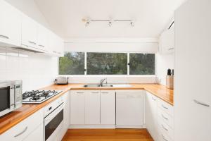 Gallery image of Modern Sanctuary by the Silverleaves Beach in Rhyll