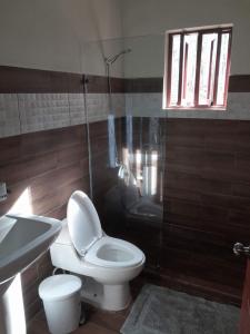 Ein Badezimmer in der Unterkunft Villa encantadora Pino alto Jarabacoa