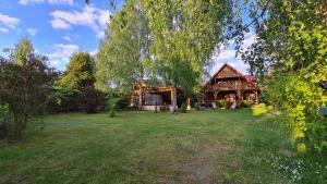 a large yard in front of a log cabin at Trasą S7 w 2h z Warszawy i Gdanska, Jadamowo 16 nad jeziorem Mielno in Olsztynek