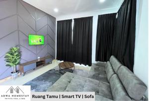 salon z dużą kanapą i telewizorem w obiekcie Adwa Homestay Kijal Private Pool Mini Golf w mieście Kampong Darat Kijal