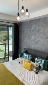 um quarto com uma cama com almofadas em Beach Dream - a luxury 1 bedroom apartment with direct beach access em Ras al-Khaimah