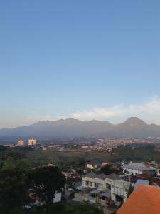 ein Blick auf eine Stadt mit Bergen im Hintergrund in der Unterkunft VILLA DUANA BATU TOP VIEW with indoor privat pool, PS 5, billiard, and rooftop 360 mountain view in Batu